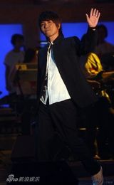 幻灯图集：老中青三代歌手齐聚六十年金曲盛典