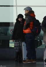 组图：刘若英与老公甜蜜回京返豪宅