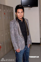 幻灯图：曹格主持节目获粉丝力挺 称暂未联络侧田