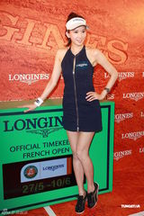 组图：林志玲变身网球女郎 抱怨言承旭太多人爱