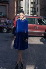 组图：黄奕蓝丝绒裙复古首秀米兰