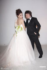 组图：康康结婚将请百桌 蜜月力拼兔宝宝