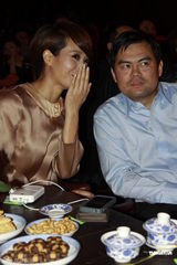 组图：潘霜霜酥胸半露玩纯情 巩新亮穿旗袍小秀性感