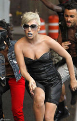 高清组图：Lady Gaga蓝唇拍MV 头顶巨帽亮相