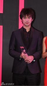 高清图：陈柏霖现身时尚活动 帅酷造型引发追捧