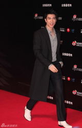 组图：2012新浪微博之夜红毯-王力宏介绍活动