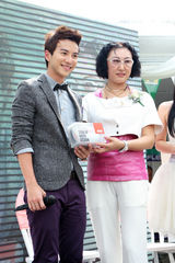 高清图：马来西亚艺人童冰玉百万“嫁”星梦娱乐