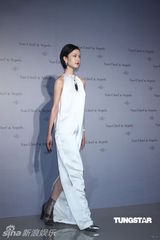 组图：超模杜鹃魅力四射 与林志玲熟络不介意比较