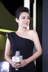 组图：秦海璐出席品牌活动 高挑精致大气优雅