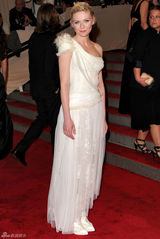 高清组图：纽约大都会庆典 邓斯特白色单肩礼服