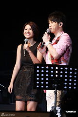 组图：光良演唱会台上庆生 被男歌迷示爱显尴尬