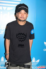 组图：周丽淇秀蛮腰展活力 男友为其做早餐