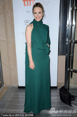 《亚瑟-纽曼》多伦多首映 艾米丽白裙高贵优雅