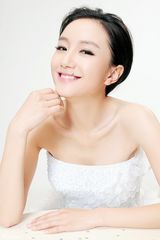 组图：李倩率性写真笑容灵动俏皮