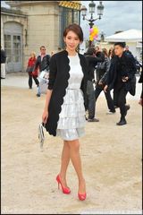 组图：林志玲助阵巴黎时装周 荷叶边礼服宛若天仙