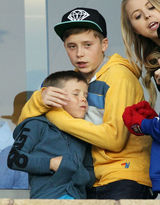 高清组图：贝克汉姆赢球脱上衣秀身材 儿子观战