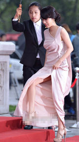 组图：李贞贤飘逸薄裙现身红毯显丰满酥胸