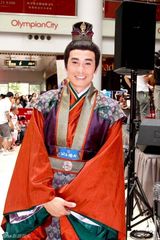 组图：佘诗曼新剧变刁蛮公主 开机仪式与陈豪搞笑