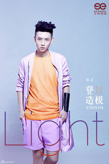 组图：魏晨最新封面大片曝光 演绎撞色搭配