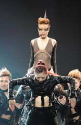 组图：容祖儿巡演多伦多站 着黑网袜翘臀大秀性感