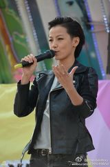 组图：黄耀明何韵诗助阵同性恋游行 献唱支持