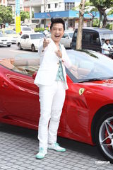 组图：庾澄庆开千万跑车贺新节目开播 小燕姐助阵