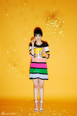 组图：蒋欣登杂志封面 装扮清新上演短发魅惑