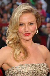 高清图：奥斯卡红毯 卡梅隆-迪亚兹金裙映衬小金人