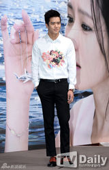 组图：孙艺珍青花瓷白裙宣传新剧《鲨鱼》