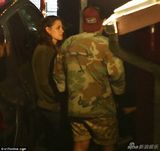 组图：暮光女不受分手影响 深夜与友人谈笑风生