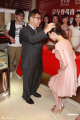 组图：中华小姐12强佳丽亮相 徐子淇父亲晒外孙近照