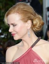 组图：妮可戛纳走秀风情露背 真空激凸艳光四射