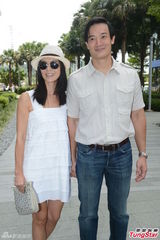 组图：杨采妮婚宴翌日携夫会亲友 称洞房好开心