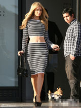 组图：名媛希尔顿秀蛮腰 肚脐镶钻石土豪气十足