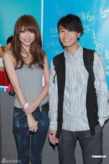 组图：王浩信生日上演舞台剧 女友送旅行箱计划出游