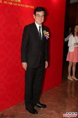 组图：霍震霆已为长孙取名 彭丹性感不忘爱国