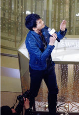 组图：吴奇隆帅气出席活动首唱《三寸天堂》