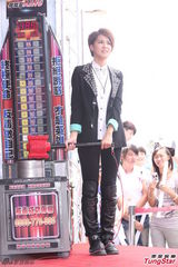 组图：曾沛慈单身度七夕 压力大靠唱歌发泄