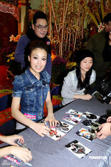 高清图：容祖儿出席新碟签名会 自曝理想情人条件 