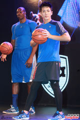 组图：霍华德京城耍宝 与柯震东拼球技