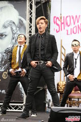 组图：罗志祥高空悬坐 与女舞伴大跳求爱舞