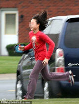 幻灯图：吴绮莉对女儿亲力亲为 斥巨资将转学赴美