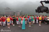 组图：谭晶冒雨拍摄《北京祝福你》MV