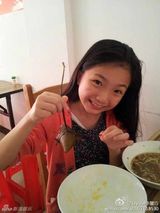 组图：影后李馨巧生活照曝光 十岁萝莉展童真