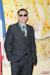 组图：王家卫受勋吻太太 梁朝伟张震到场力挺