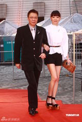 幻灯：香港金像奖颁奖红毯 黄岳泰和太太黑白配