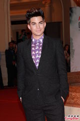 组图：兰伯特领奖献唱 脚踩高跟鞋亮相