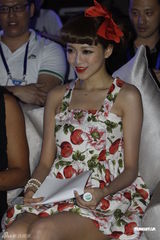 组图：张一白打造《将爱》系列 黄一琳娇俏加盟