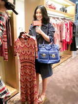 组图：IT GIRL陈燃后台换装 诠释时尚理念