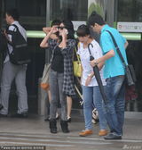 组图:小S现身机场业务繁忙 赶时间不惜淋雨上车